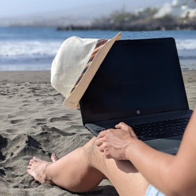 Cari dipendenti, l'azienda vi augura buon  lavoro nel nuovo ufficio in spiaggia o in barca
