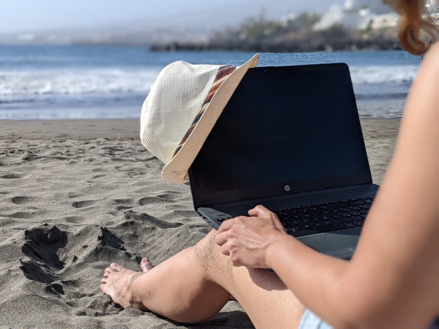 Cari dipendenti, l'azienda vi augura buon  lavoro nel nuovo ufficio in spiaggia o in barca