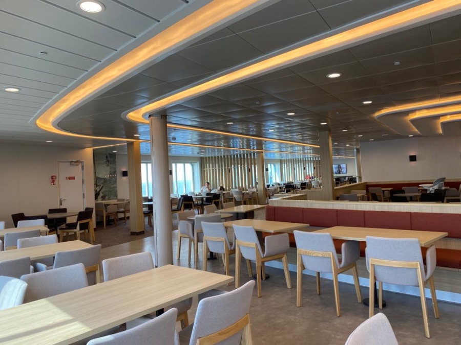 Traghetti per le isole vuoti: per i passeggeri  è una pacchia, per il turismo un disastro