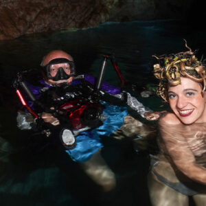 Una modella apneista e due fotosub. Ed ecco  le copie più “profonde” dei capolavori d’arte