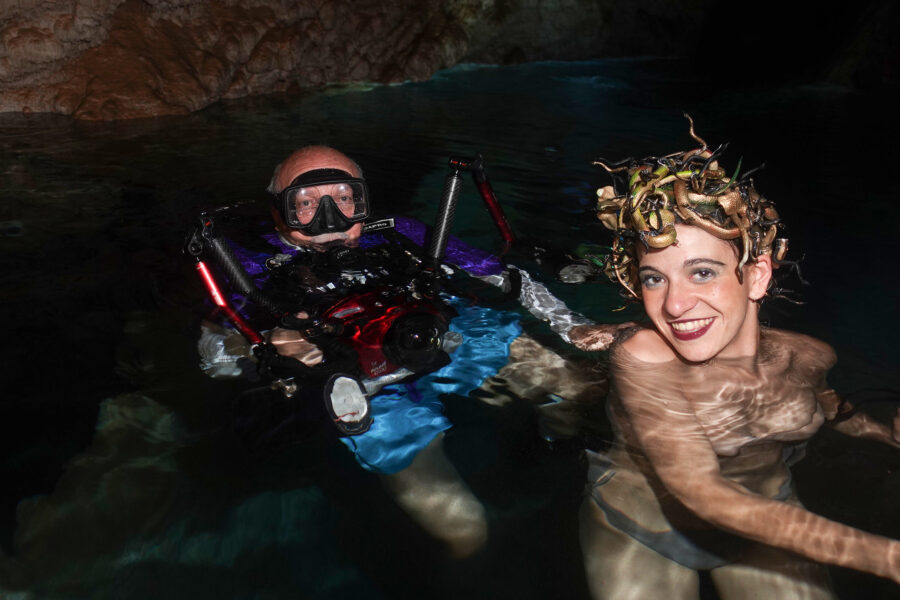 Una modella apneista e due fotosub. Ed ecco  le copie più "profonde" dei capolavori d'arte