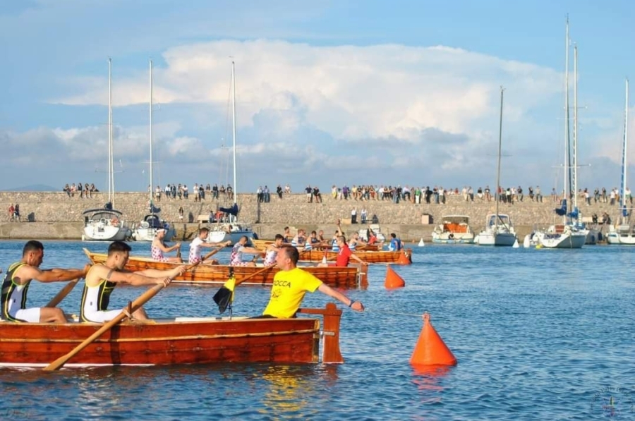 Palio Porto Ercole, la regata che da 45 anni  fa viaggiare nel tempo a forza di remi