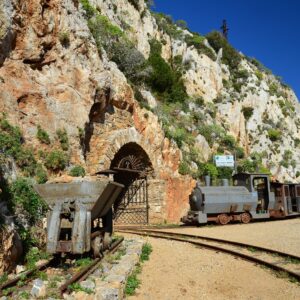 Buggerru, per chi ama immergersi in mare  ma anche nelle profondità della terra