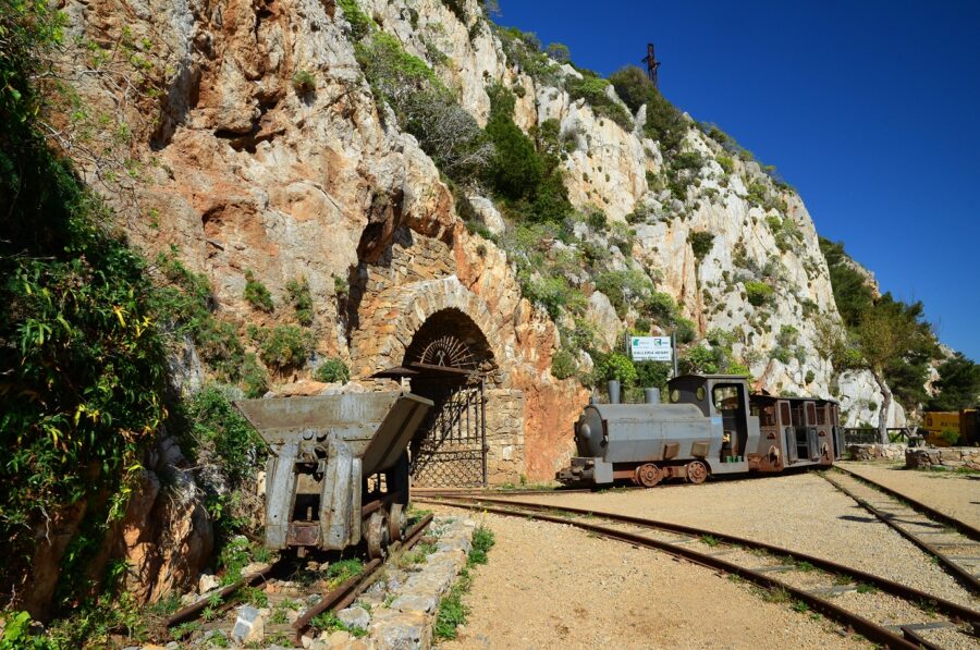 Buggerru, per chi ama immergersi in mare  ma anche nelle profondità della terra