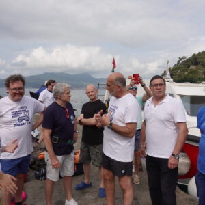 Il sindaco-sub s’immerge e raccoglie i rifiuti  Un esempio per un mare di amministratori