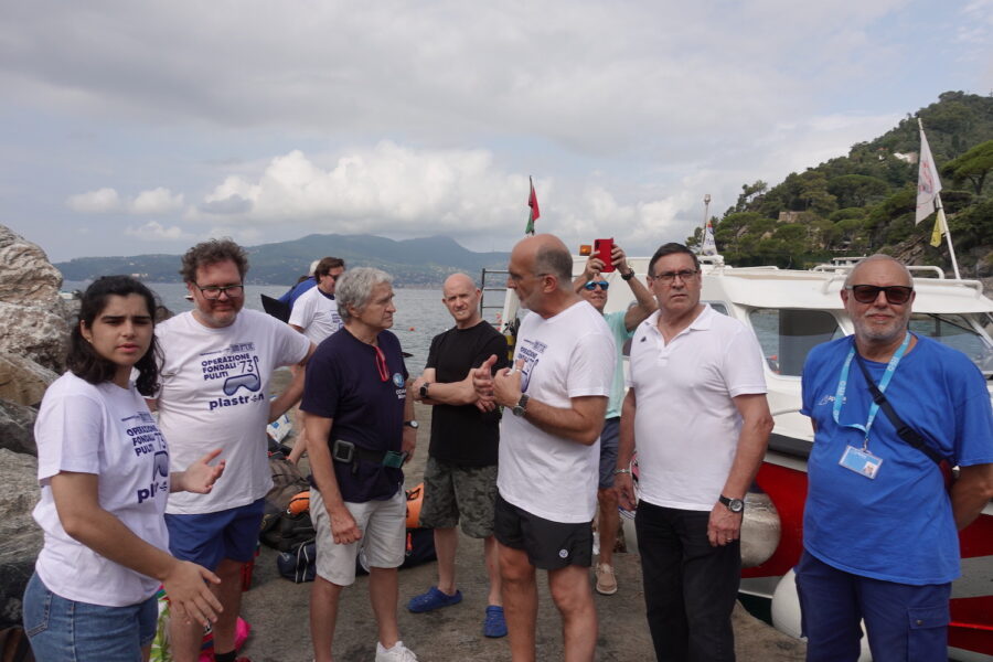 Il sindaco-sub s'immerge e raccoglie i rifiuti  Un esempio per un mare di amministratori