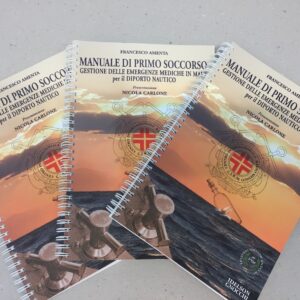 Il  primo soccorso in mare inizia tenendo  a bordo un manuale a prova d’acqua