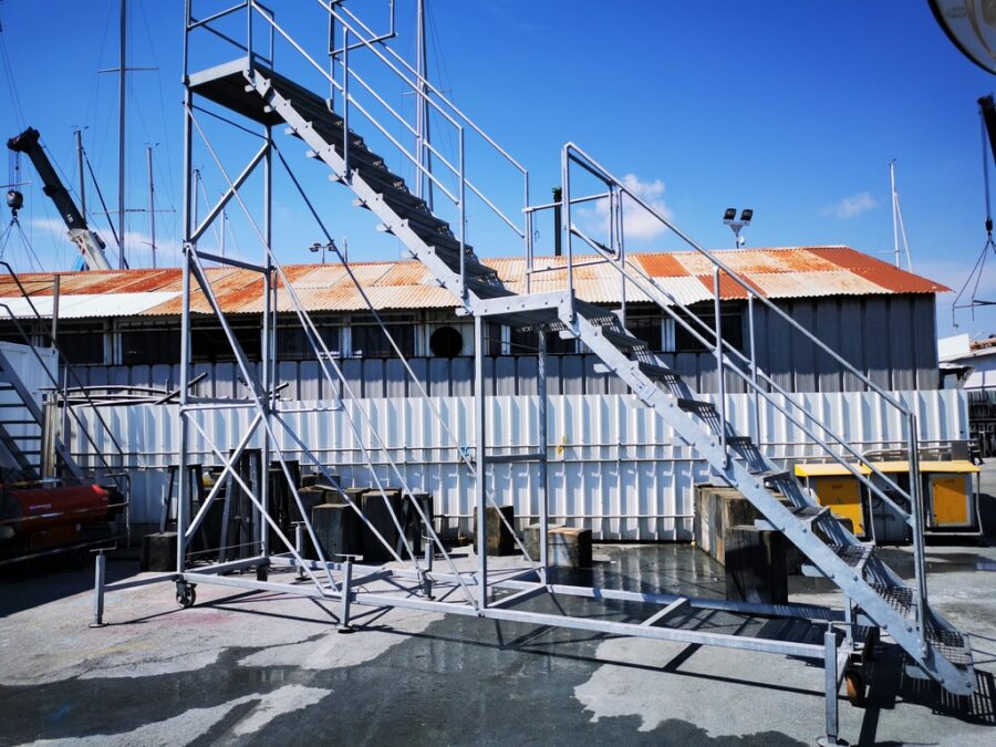 La scala per il paradiso? I gradini di questa  fanno salire a bordo di barche divine