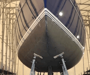 La cabina di rimessaggio magica sotto i teloni  mette in scena lo spettacolo di trasformismo