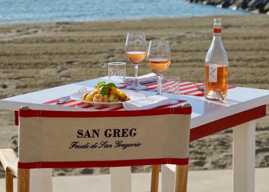 San Greg, il rosato si abbina a meraviglia  anche alla moda e agli arredi da mare