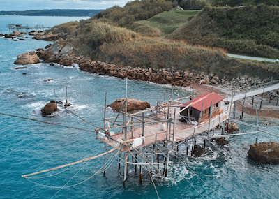 Trabocchi, i pontili-macchine da pesca  prendono all'amo un mare di turisti