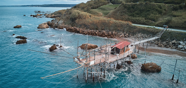 Trabocchi, i pontili-macchine da pesca prendono all’amo un mare di turisti