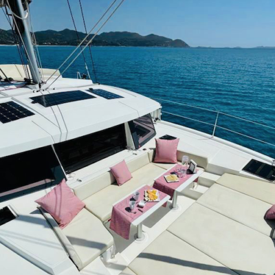 Pax Abyssi,  ci sono catamarani che navigano   in Sardegna e altri "nella" Sardegna