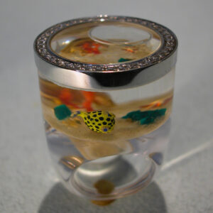 L’acquario coi pesci che nuotano  fra oro e diamanti… si porta al dito