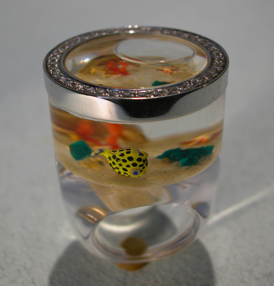 L'acquario coi pesci che nuotano  fra oro e diamanti... si porta al dito