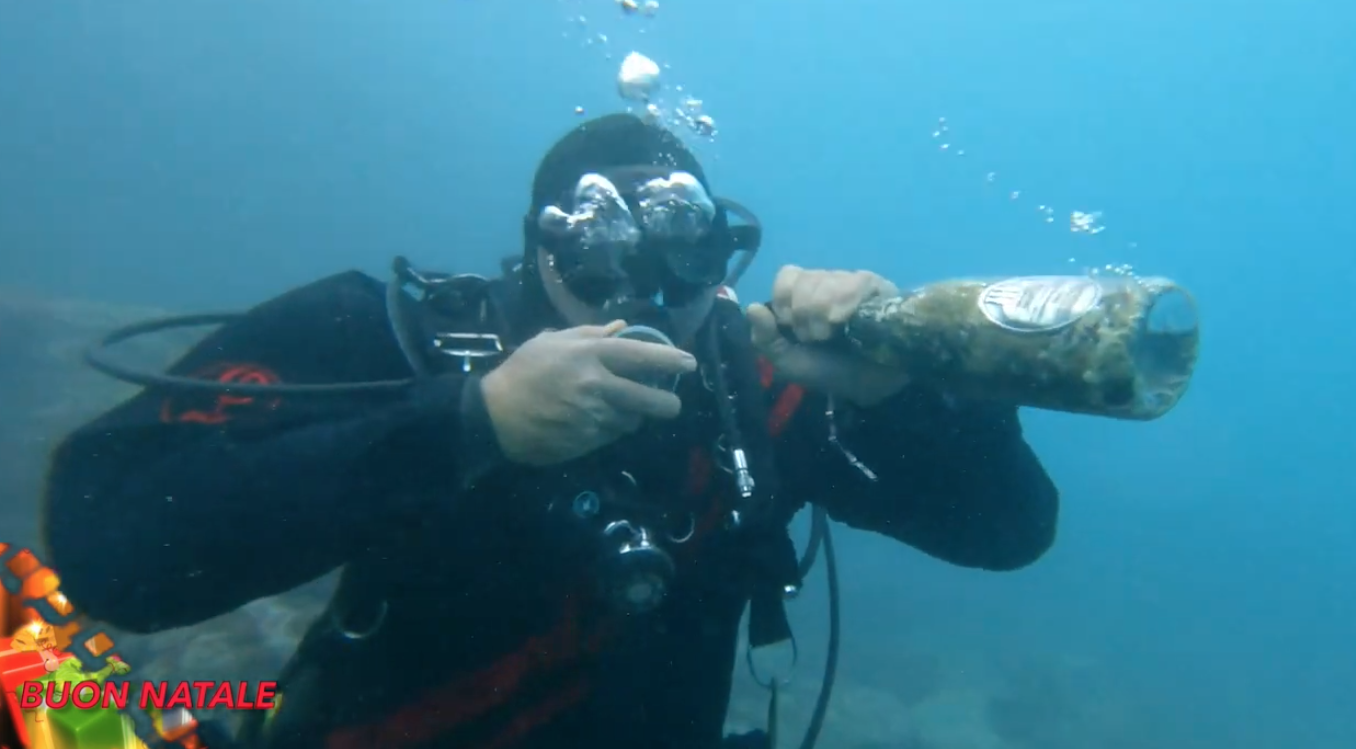 Brindisi di Natale? Questi sub l’hanno fatto  sott’acqua. Servendosi dalla cantina sommersa