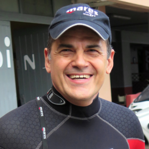 Alessandro Raho, il fotografo subacqueo che  sogna di trovarsi faccia a faccia con uno squalo