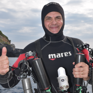 Alessandro Raho, il fotografo subacqueo che  sogna di trovarsi faccia a faccia con uno squalo