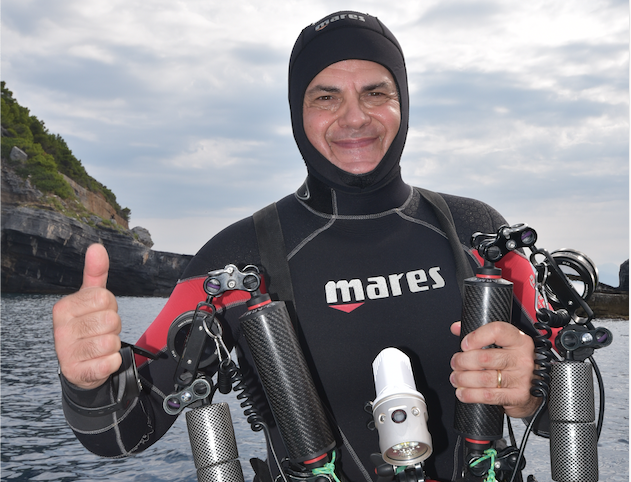 Alessandro Raho, il fotografo subacqueo che  sogna di trovarsi faccia a faccia con uno squalo