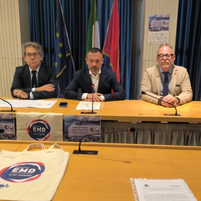 Pesca alla plastica, prendere all'amo un rifiuto  non ha mai fatto così felice un pescatore