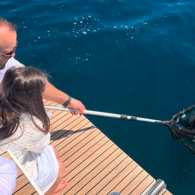 Pesca alla plastica, prendere all'amo un rifiuto  non ha mai fatto così felice un pescatore
