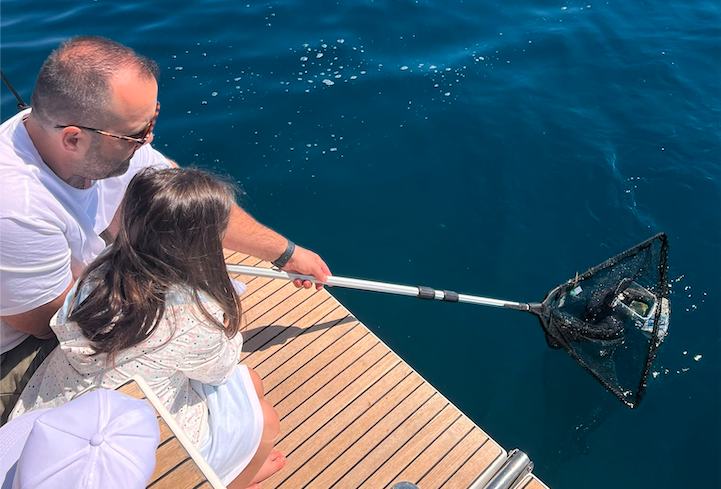 Pesca alla plastica, prendere all'amo un rifiuto  non ha mai fatto così felice un pescatore