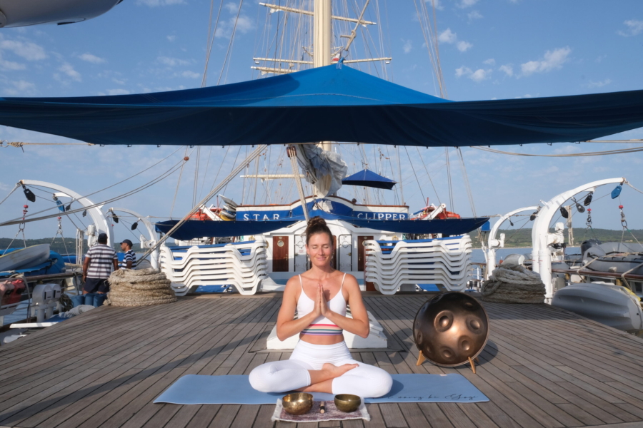 Star Clipper, c'è un mare di yoga che guida  i passeggeri nell'immersione nel benessere