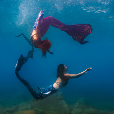 Due affascinanti sirene nuotano nei fondali  di Zoagli per ripulirli dai rifiuti abbandonati