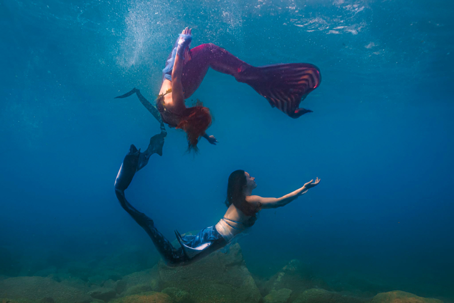 Due affascinanti sirene nuotano nei fondali  di Zoagli per ripulirli dai rifiuti abbandonati